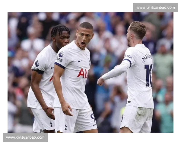 半场：范德芬双响破僵 热刺 2-0 埃弗顿，奥布赖恩进球遭吹